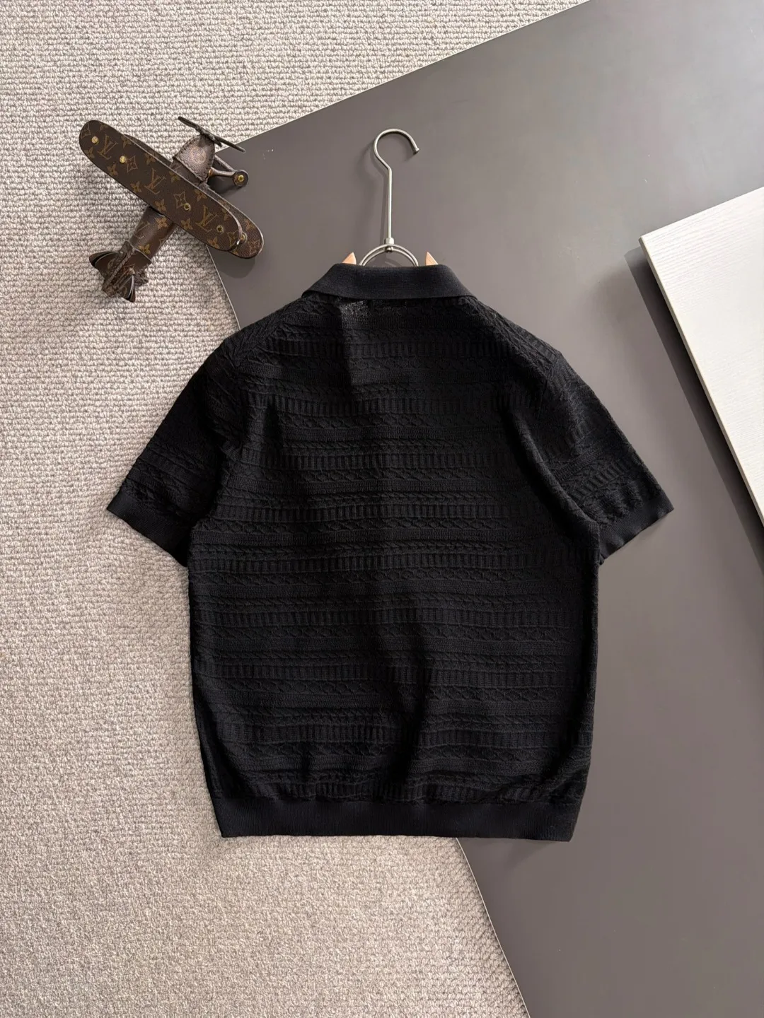 Next day shipment High Quality LP 2036 Spring/Summer New Arrival men's short-sleeved T-shirt Made of combed cotton yarn knitted cotton fabric, pure cotton high-weight special yarn, it feels heavy when weighed, and the upper body is more textured than ordinary T-shirts. This texture can cope with the weather easily and is suitable for both hot and cold! The pattern on the chest adopts three-dimensional embroidery technology, and is perfectly produced stitch by stitch with reference to the original version! Loose fit design, looks noble. Size: M to XXXL